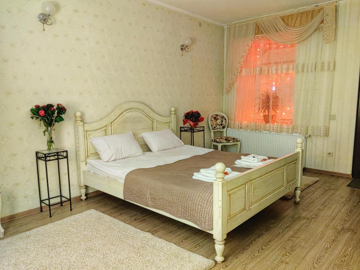 Chaplin Hotel Lviv Buitenkant foto