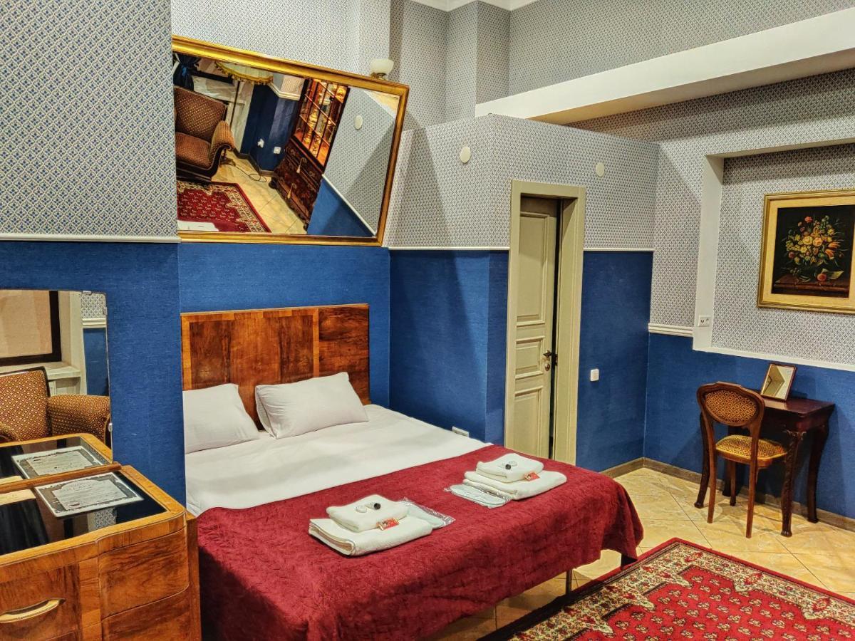Chaplin Hotel Lviv Buitenkant foto