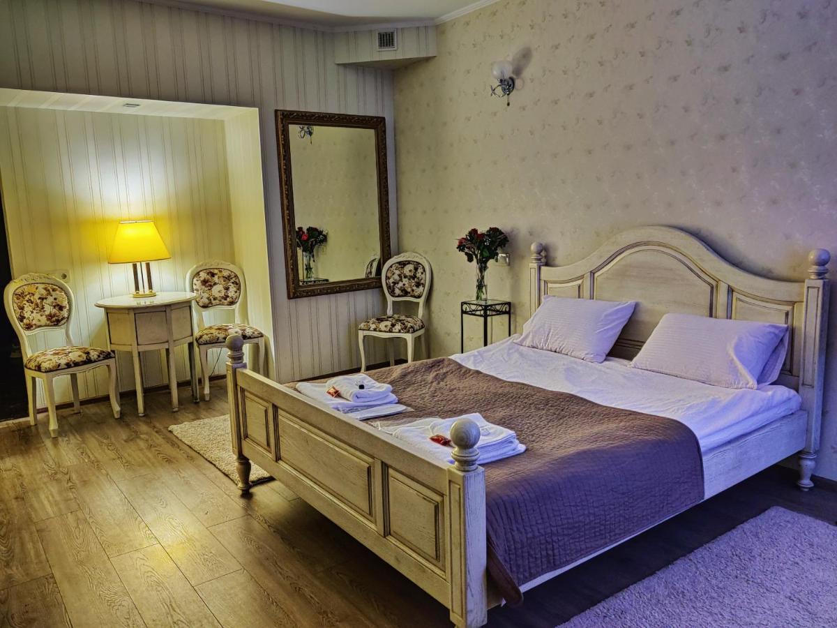 Chaplin Hotel Lviv Buitenkant foto