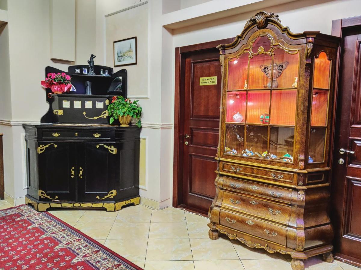 Chaplin Hotel Lviv Buitenkant foto