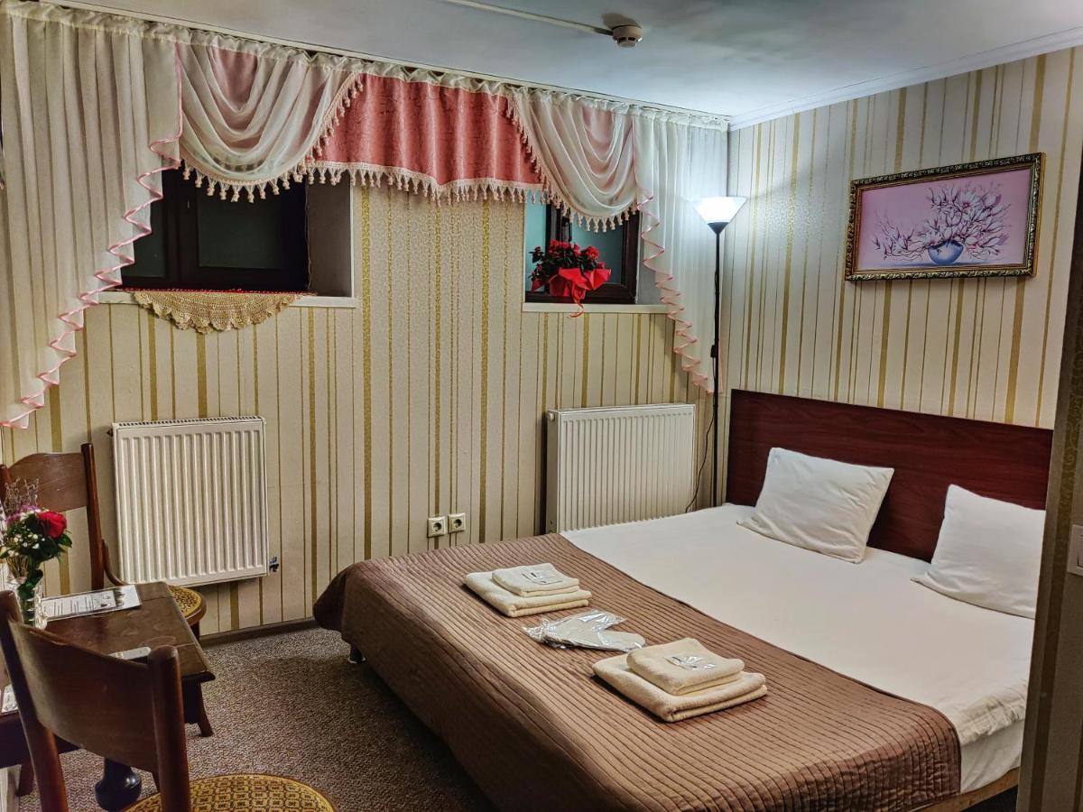 Chaplin Hotel Lviv Buitenkant foto