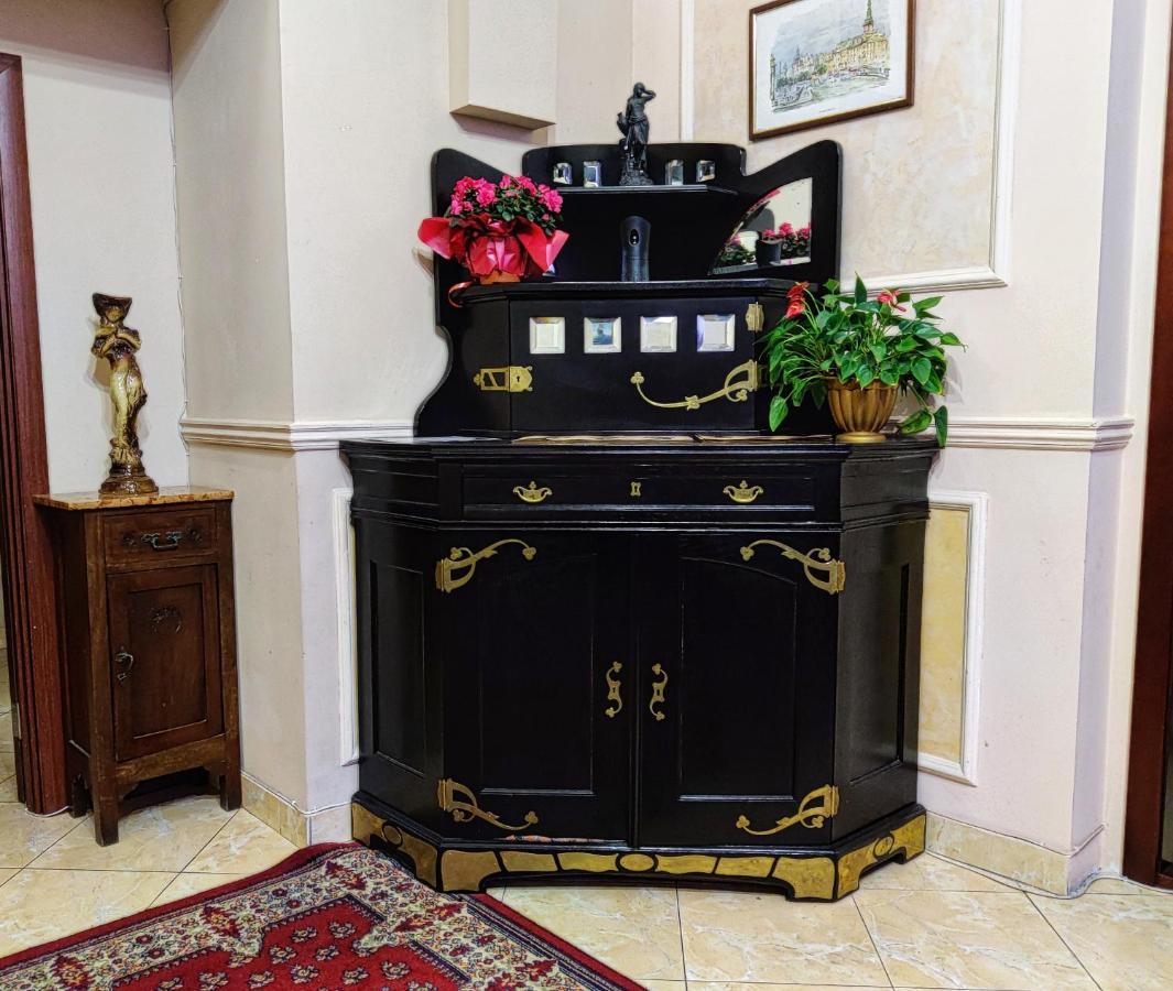 Chaplin Hotel Lviv Buitenkant foto
