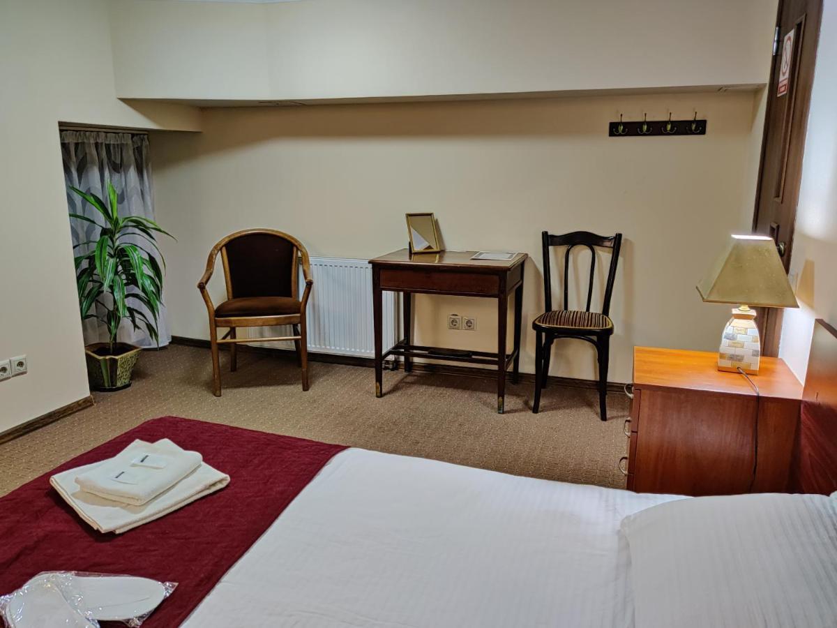 Chaplin Hotel Lviv Buitenkant foto
